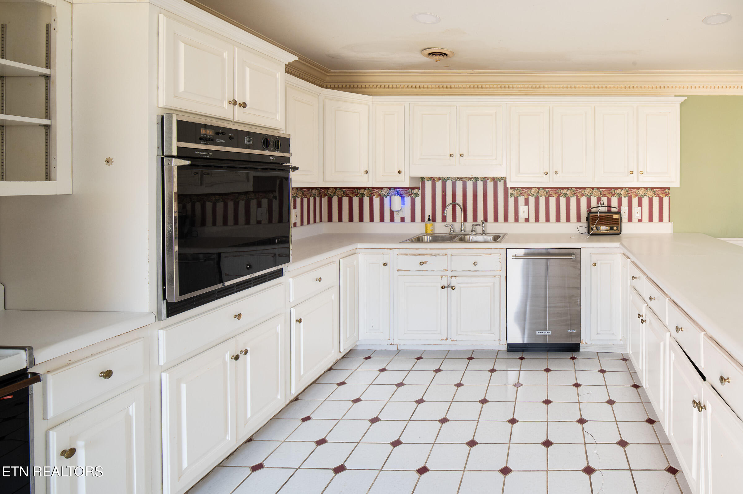 121 Watson Circle Clinton, TN 37716 - Photo 10 of 29 Ample Cabinets