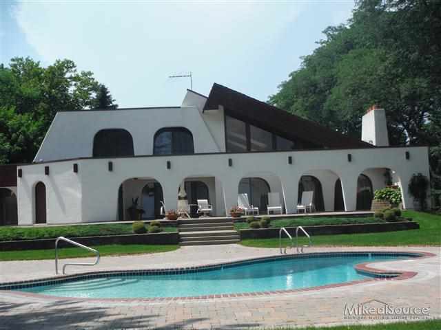 916 Lake Shore Road Grosse Pointe, MI 48236 - Photo 2 of 30 31181165-1.JPG