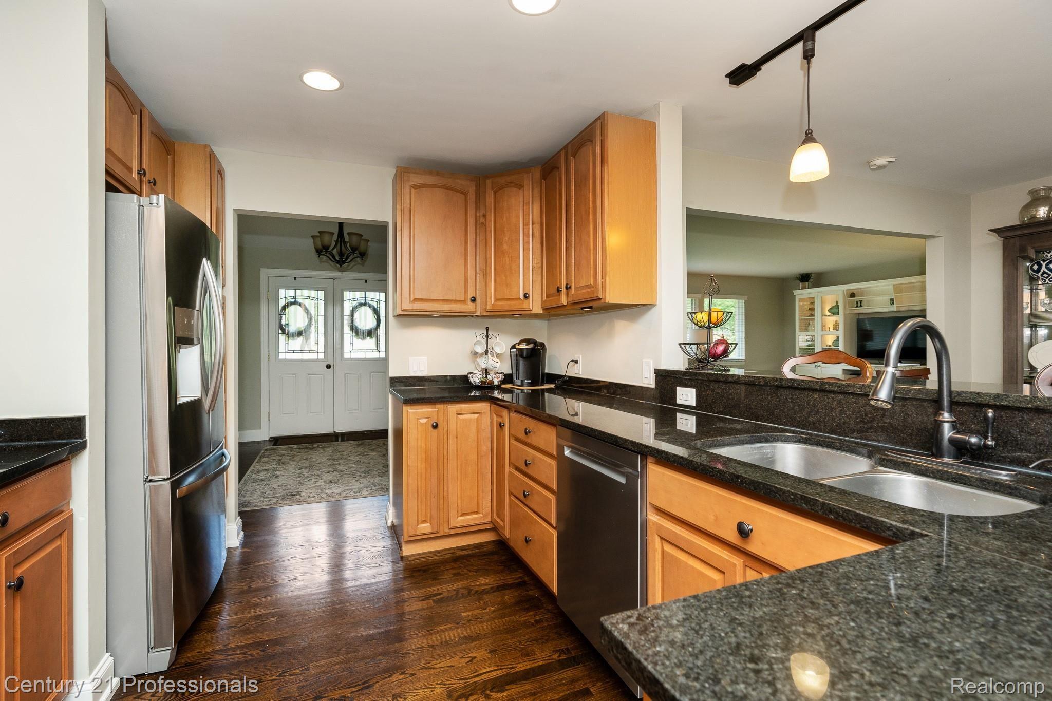 1155 Portsmouth Road Rochester, MI 48309 - Photo 16 of 60 Portsmouth MLS-018.jpg