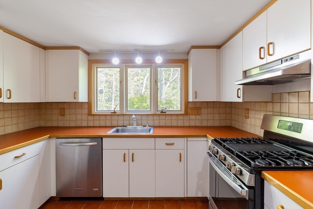 6 Aqueduct Road Wayland, MA 01778 - Photo 4 of 42 Gallery Image 4