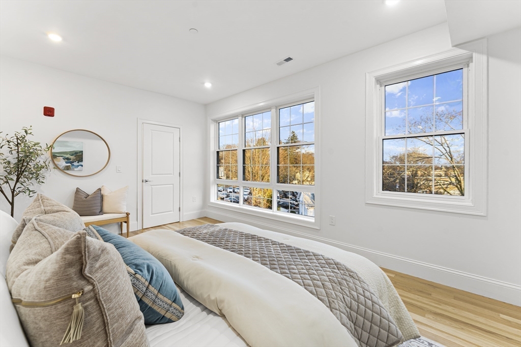 272 Lincoln Street, Unit 302 Marlborough, MA 01752 - Photo 18 of 27 a bedroom with a large bed and a window