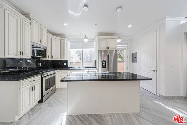 $6,295 | 2017 South Centinela Avenue, Unit B, Santa Monica, CA 90404