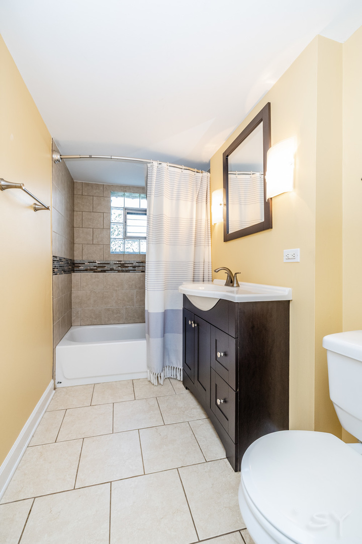 449 Geneva Road Glen Ellyn, IL 60137 - Photo 15 of 21 a bathroom with a sink a toilet a mirror and bathtub