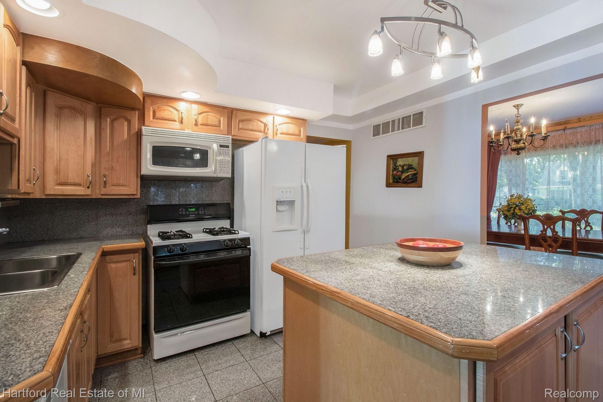 16480 Rougeway Street Livonia, MI 48154 - Photo 16 of 37 IMG_3468.jpg