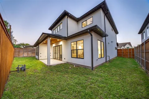 a view of a house with backyard and porch