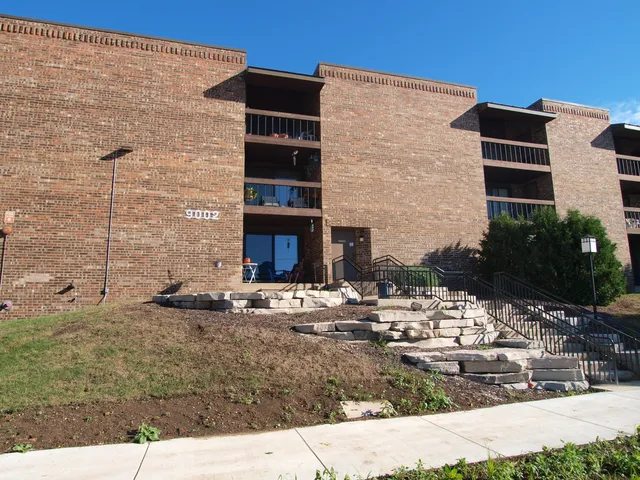 $114,900 | 9002 West Lisbon Avenue, Unit 208, Milwaukee, WI 53222