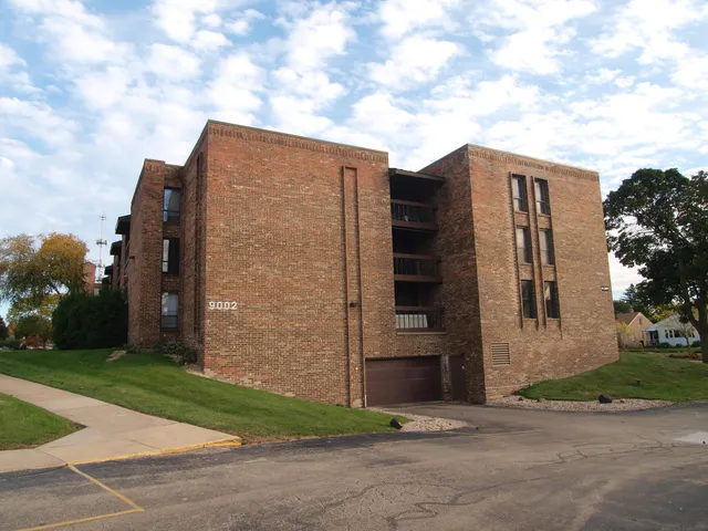 $114,900 | 9002 West Lisbon Avenue, Unit 208, Milwaukee, WI 53222