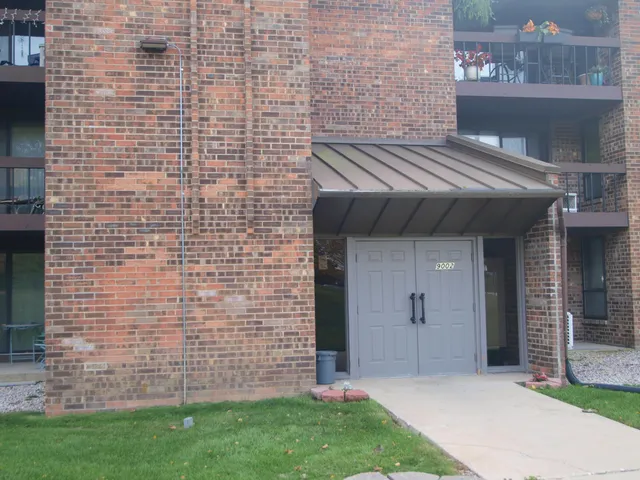 $114,900 | 9002 West Lisbon Avenue, Unit 208, Milwaukee, WI 53222