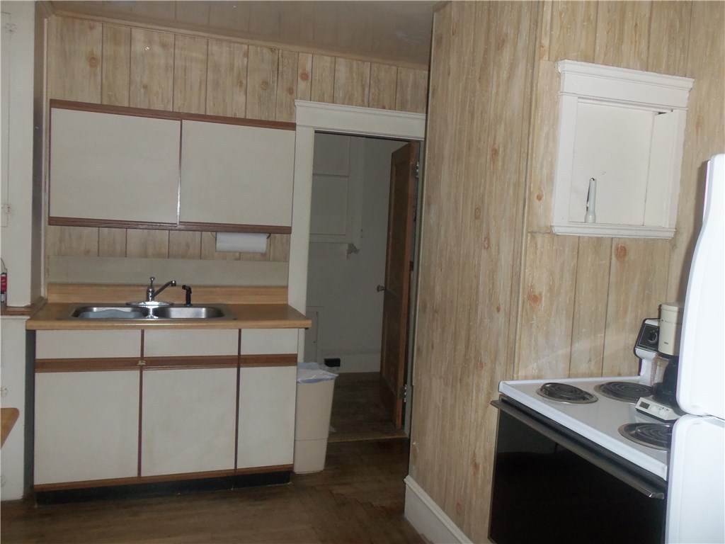 12 Poplar Street Newport, RI 02840 - Photo 25 of 40 Unit 2 Kitchen