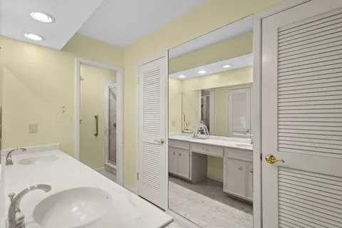 a en suite bathroom with a sink and a mirror