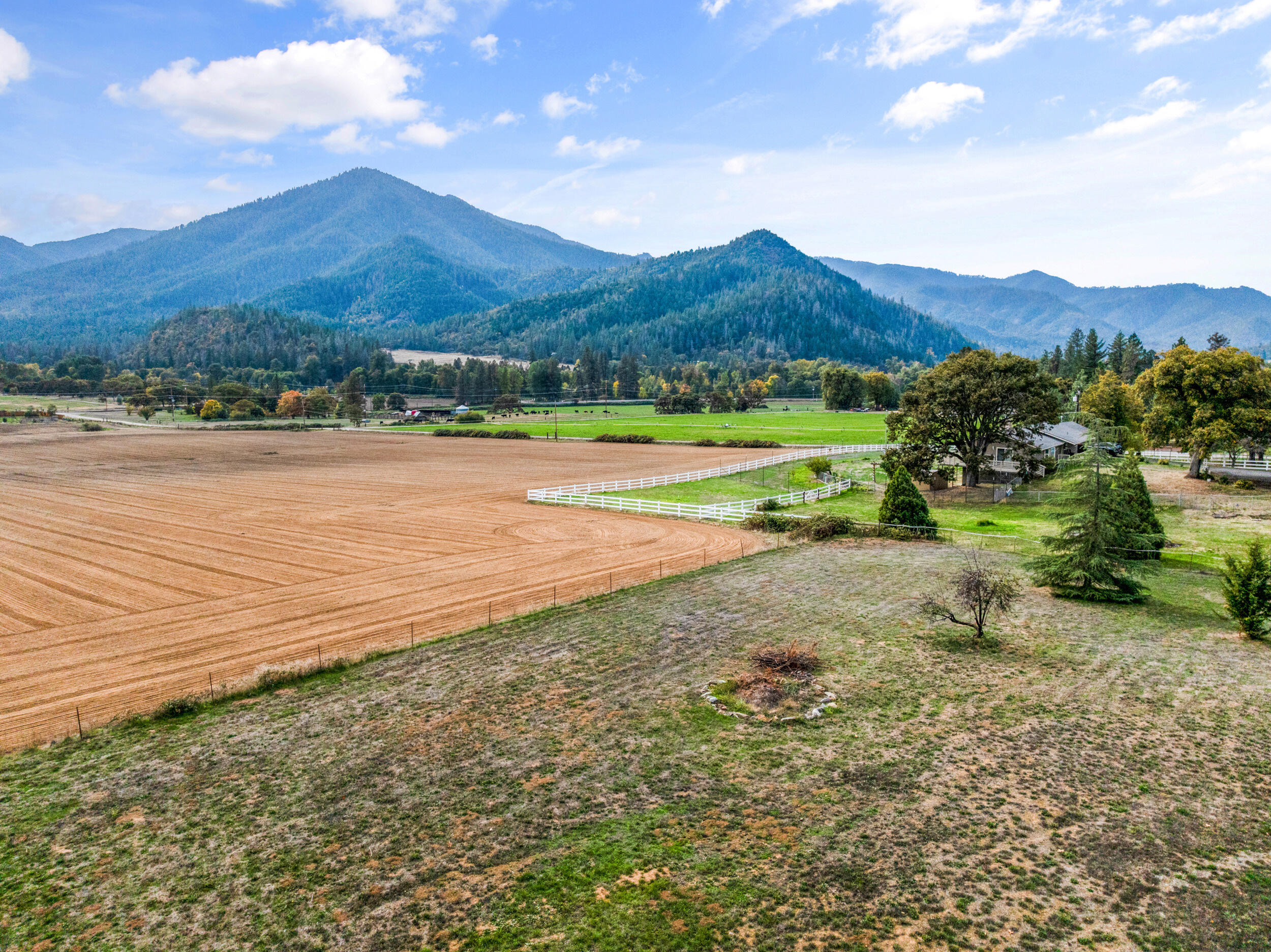 348 Ridgewood Drive Jacksonville, OR 97530 - Photo 2 of 55 348-ridgewood-dr (kassidy lowe)-dr-13