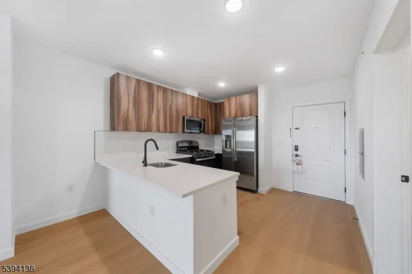 $1,800 | 768 Bergen Street, Unit 5D, Newark, NJ 07108