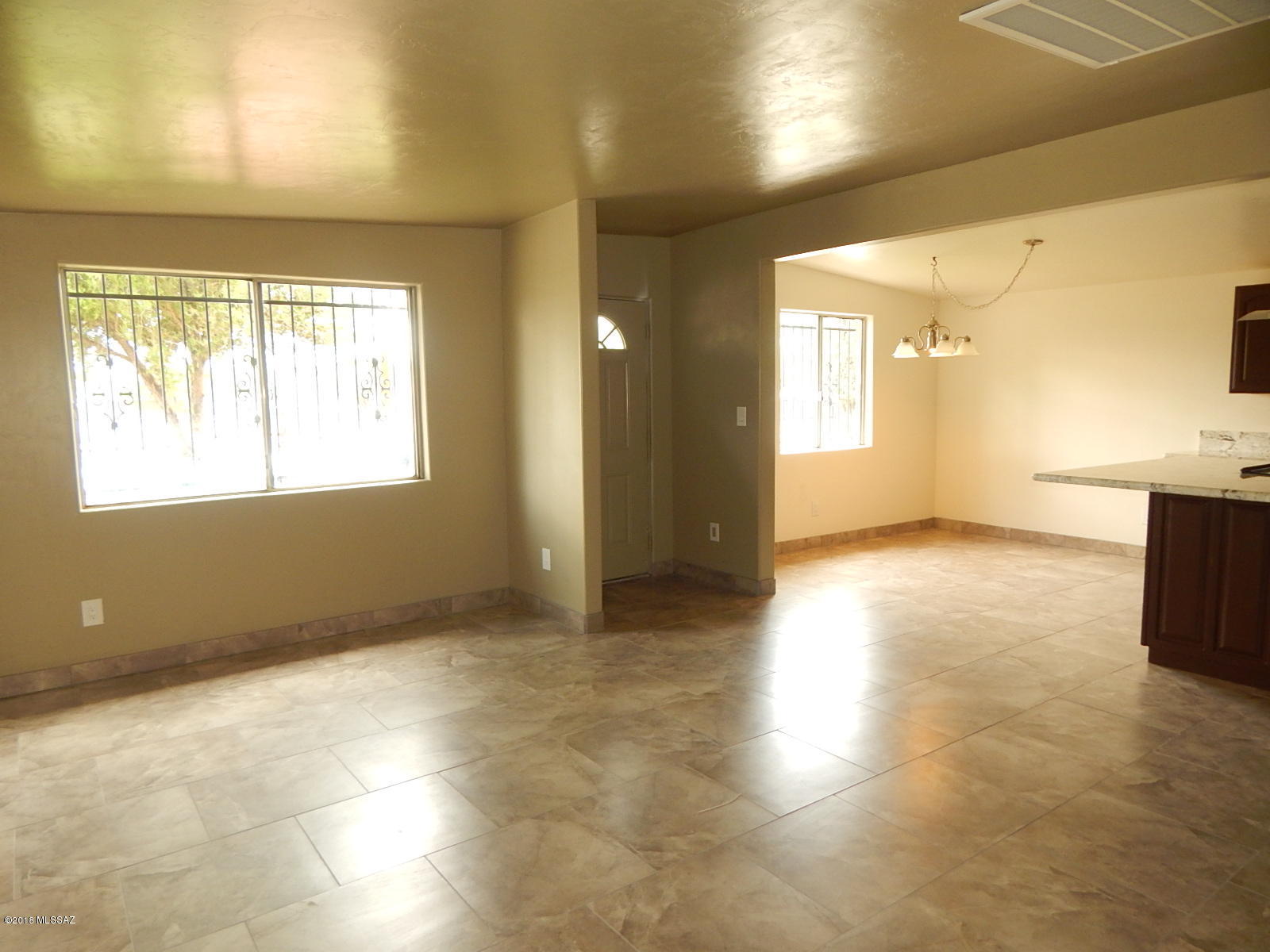 2042 West Grant Road Tucson, AZ 85745 - Photo 7 of 32 Gallery Image 7