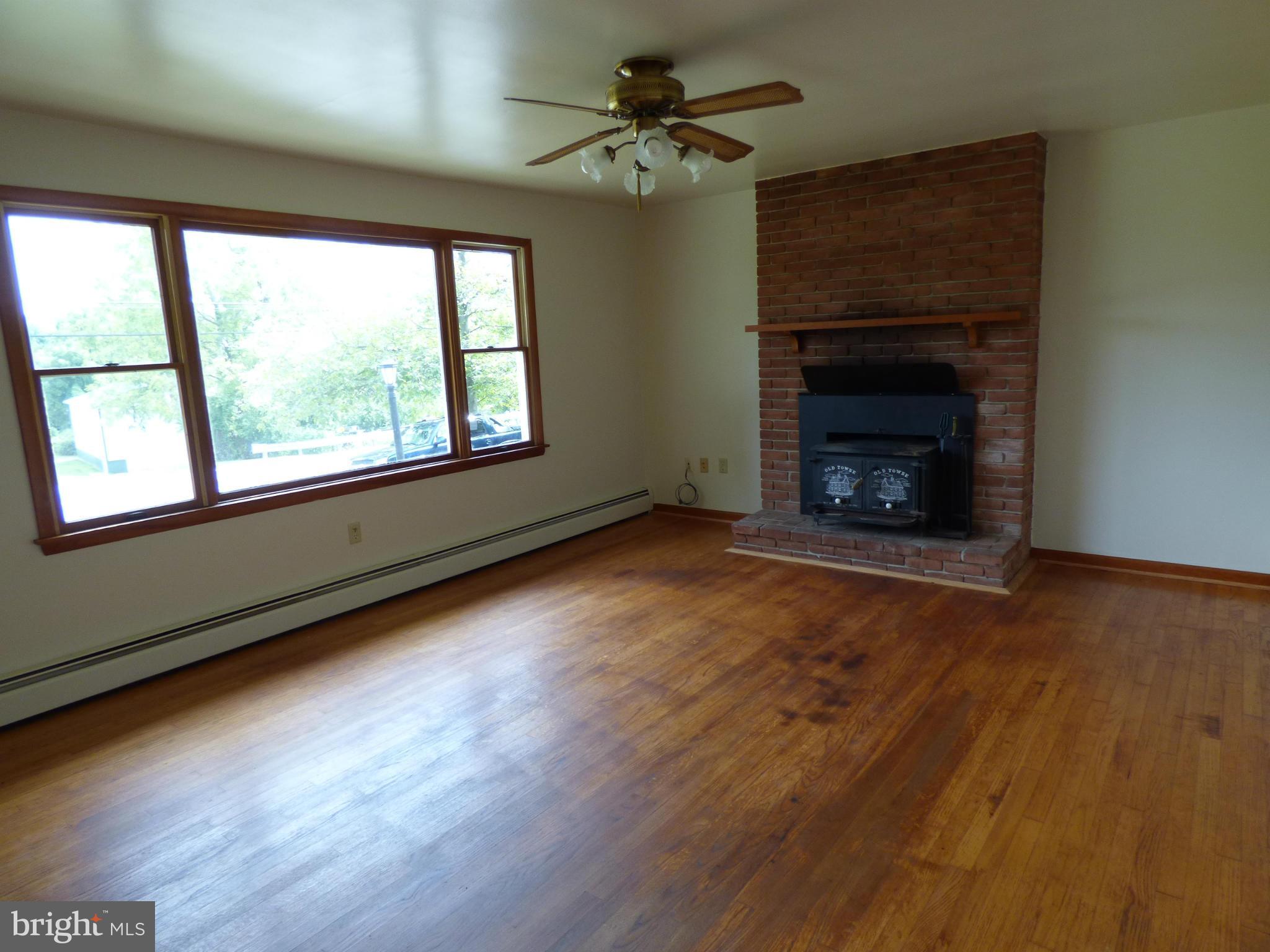 3418 Lineboro Road Manchester, MD 21102 - Photo 2 of 19 Living Room