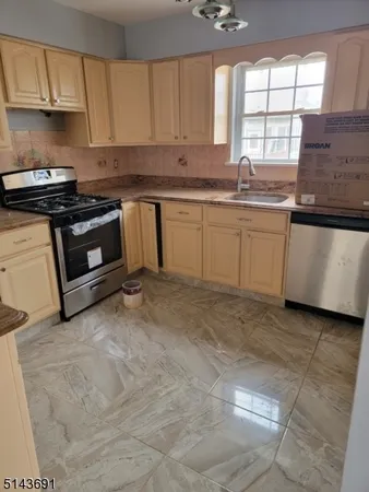 $2,800 | 232 Amity Street, Unit 1, Elizabeth, NJ 07202