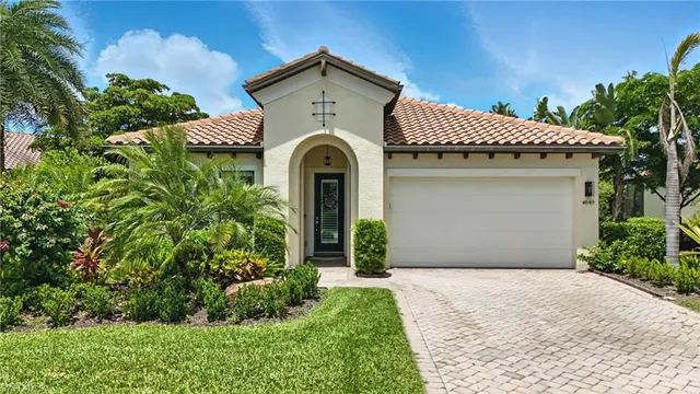 $975,000 | 4649 Abaca Circle, Naples, FL 34119