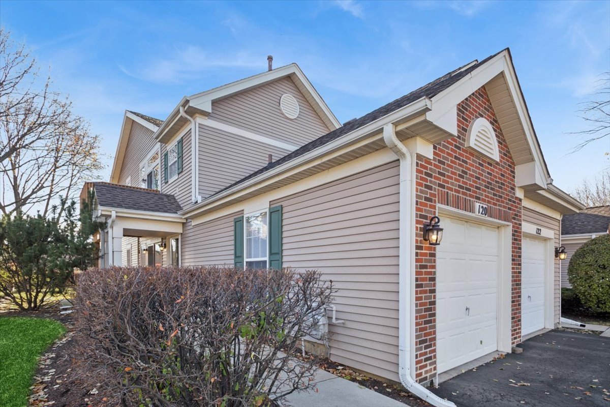 120 Cathy Lane, Unit 120 Mount Prospect, IL 60056 - Photo 2 of 20 a front view of house with a garden