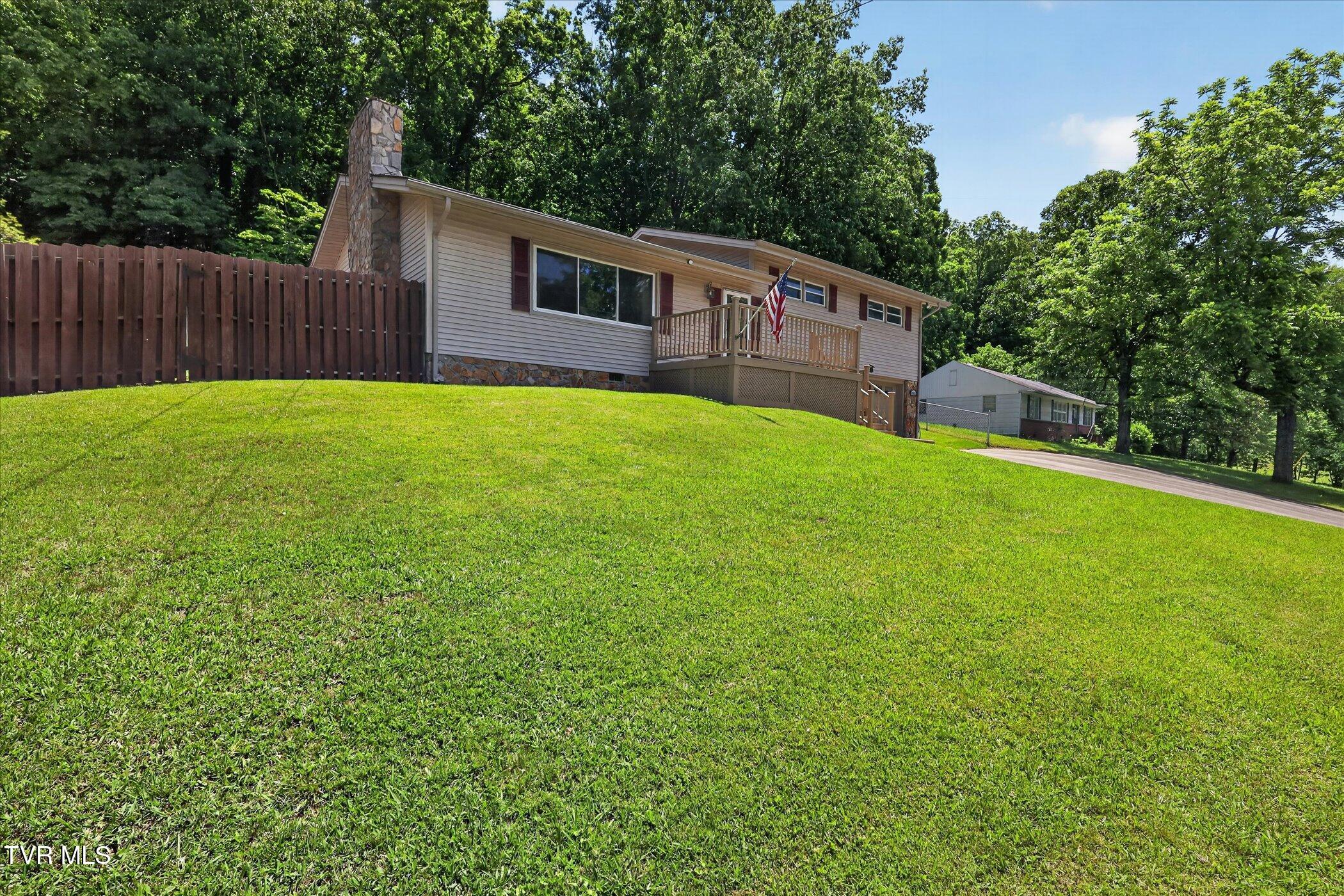 3852 Ridge Line Drive Kingsport, TN 37664 - Photo 2 of 51 02-3852-Ridgeline-Dr-Kingsport-WindowSti