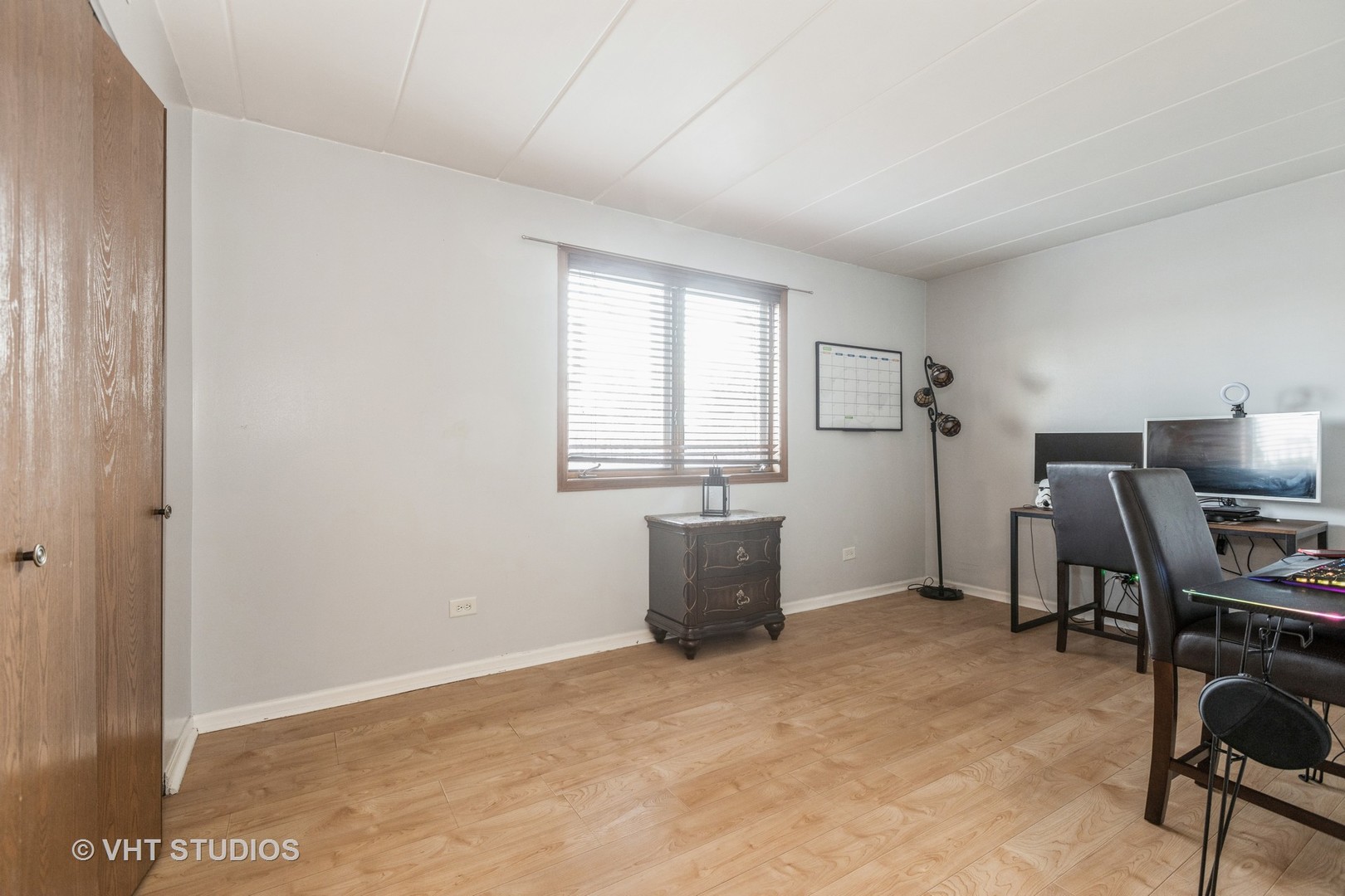 10288 SW Highway, Unit 1D Chicago Ridge, IL 60415 - Photo 9 of 12 a workspace with furniture and window