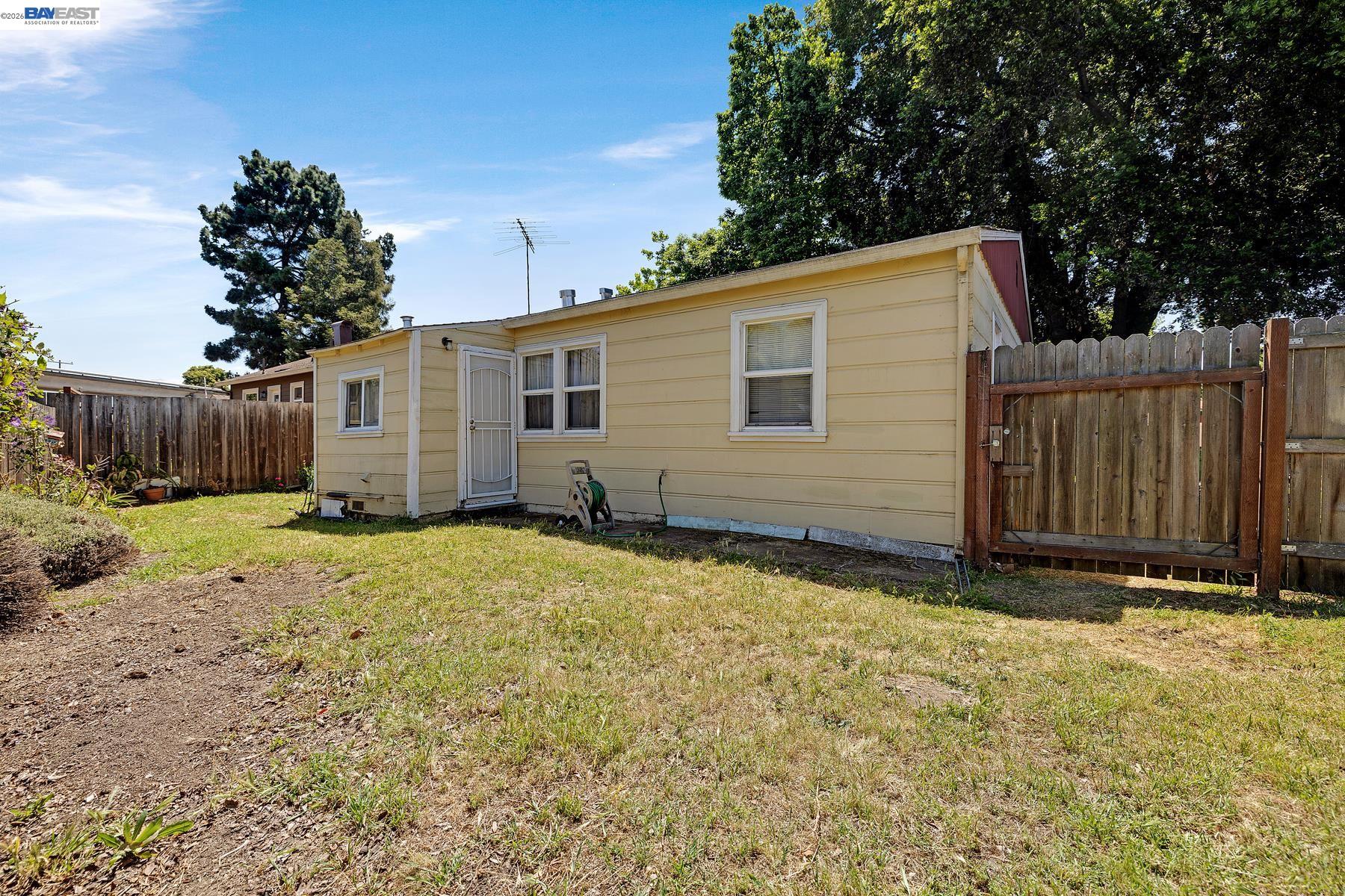 462 Hampton Road Hayward, CA 94541 - Photo 32 of 38 a backyard of a house