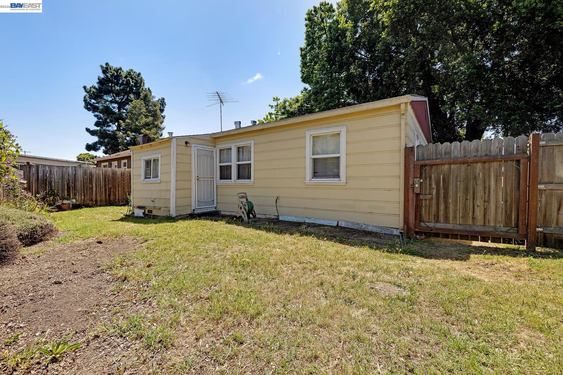 462 Hampton Road Hayward, CA 94541 - Photo 33 of 38 a backyard of a house