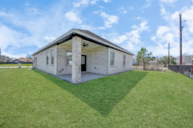 a view of a house with backyard and garden