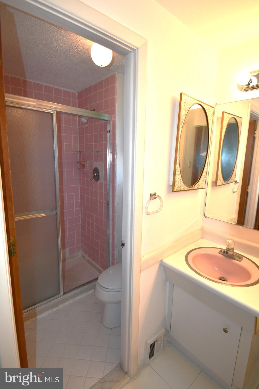814 Susquehanna Road Philadelphia, PA 19111 - Photo 54 of 60 Master bedroom bathroom