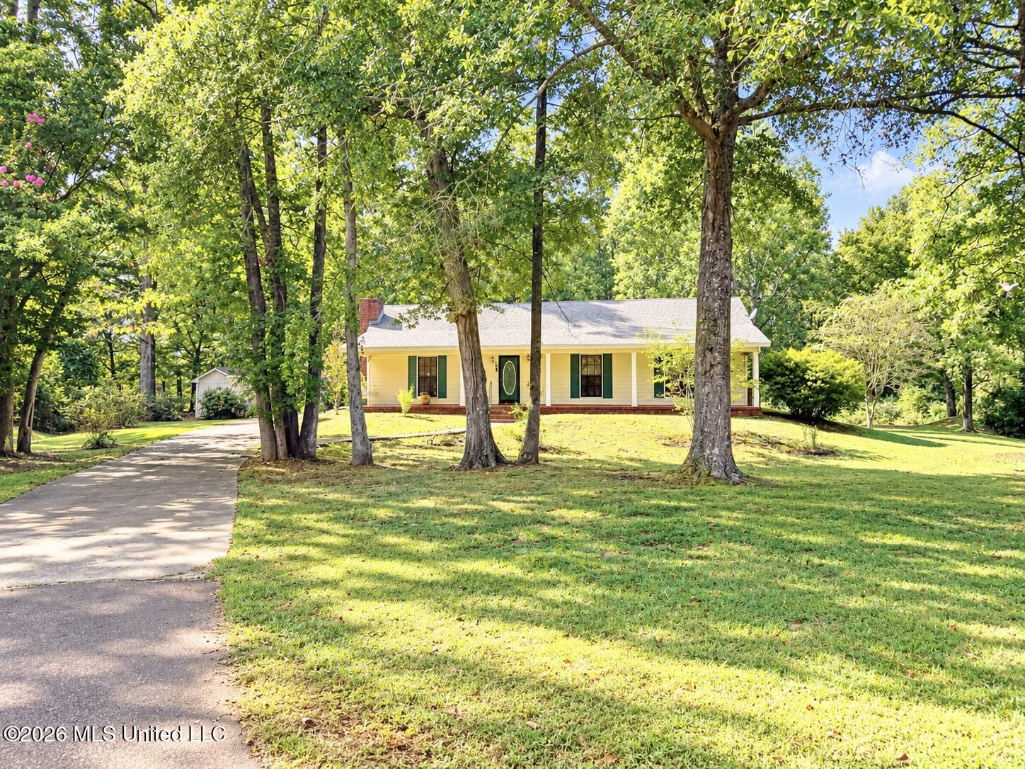 304 Pebblecreek Road Grenada, MS 38901 - Photo 3 of 38 Driveway
