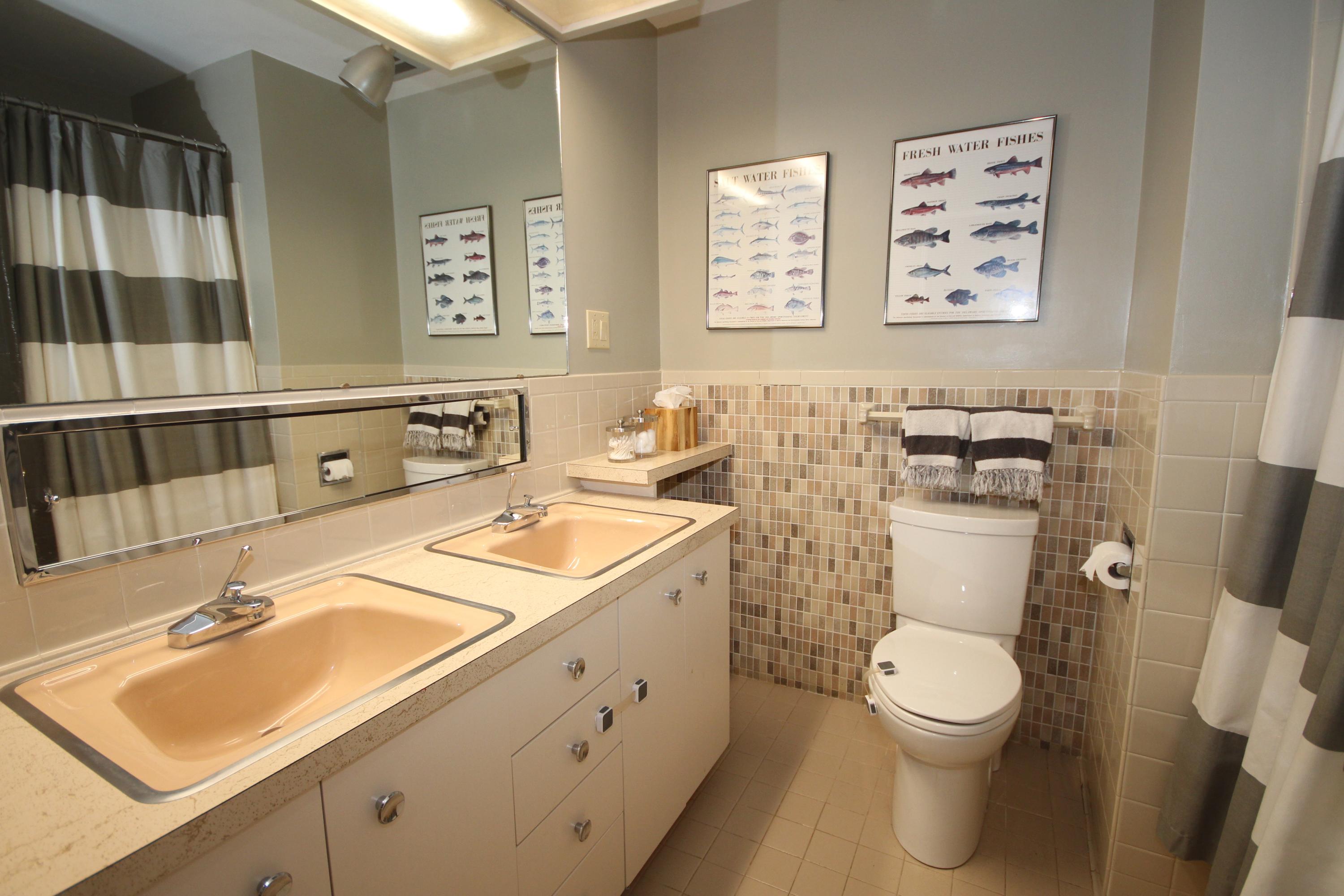 4507 Rosecrest Road Roanoke, VA 24018 - Photo 20 of 41 a bathroom with a sink toilet and shower