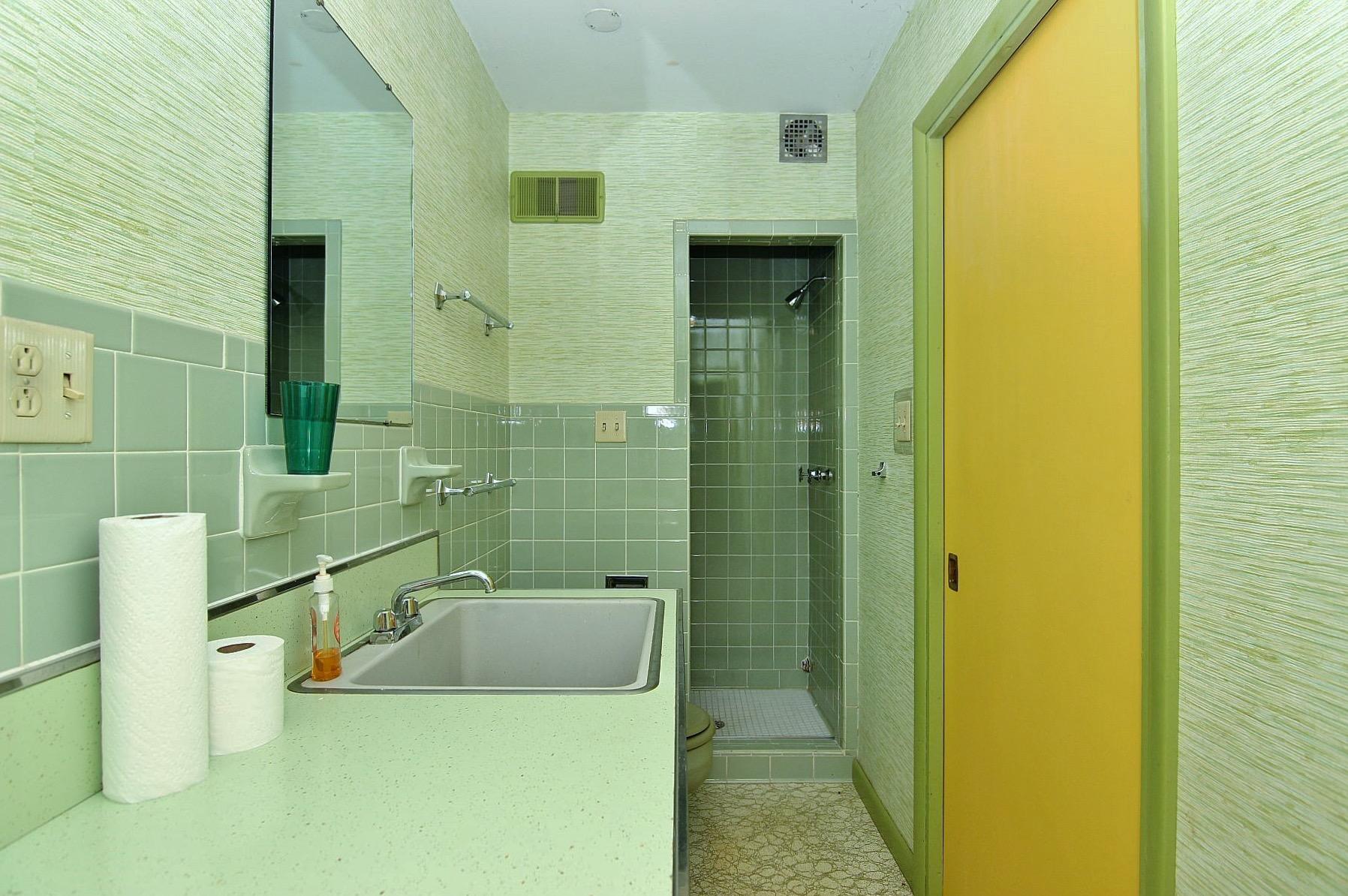 4507 Rosecrest Road Roanoke, VA 24018 - Photo 31 of 41 a bathroom with a sink and a mirror