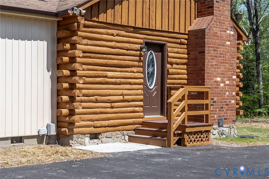 6631 Rural Point Road Mechanicsville, VA 23116 - Photo 23 of 29 Side Entry to Kitchen
