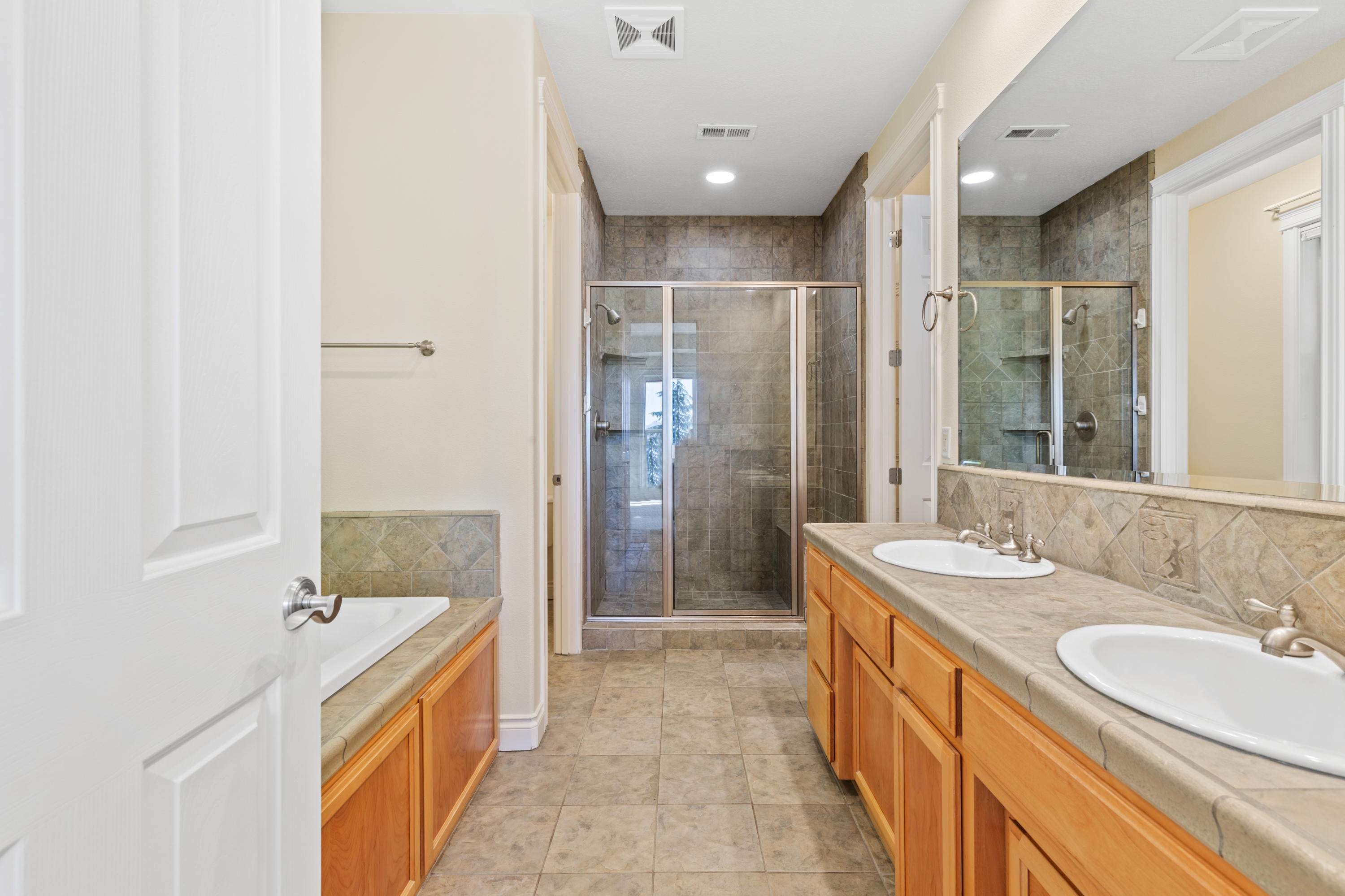 4335-4337 Murryhill Terrace Medford, OR 97504 - Photo 15 of 38 Primary Bathroom #1