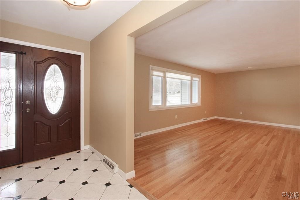 101 Britain Road Manlius, NY 13066 - Photo 3 of 31 Foyer looking into the large living room.