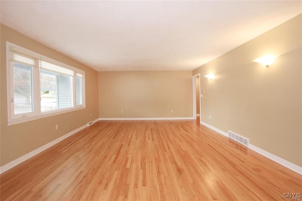 101 Britain Road Manlius, NY 13066 - Photo 5 of 31 Livingroom with built in shades.