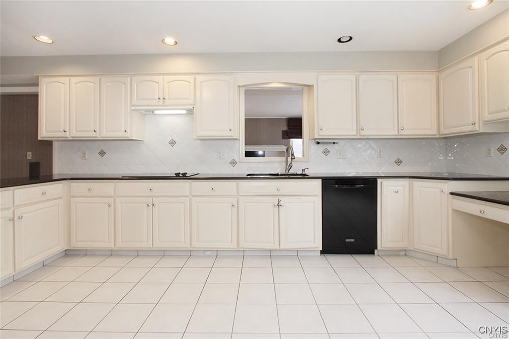 101 Britain Road Manlius, NY 13066 - Photo 9 of 31 Eat-in kitchen is fully applianced. There is a p