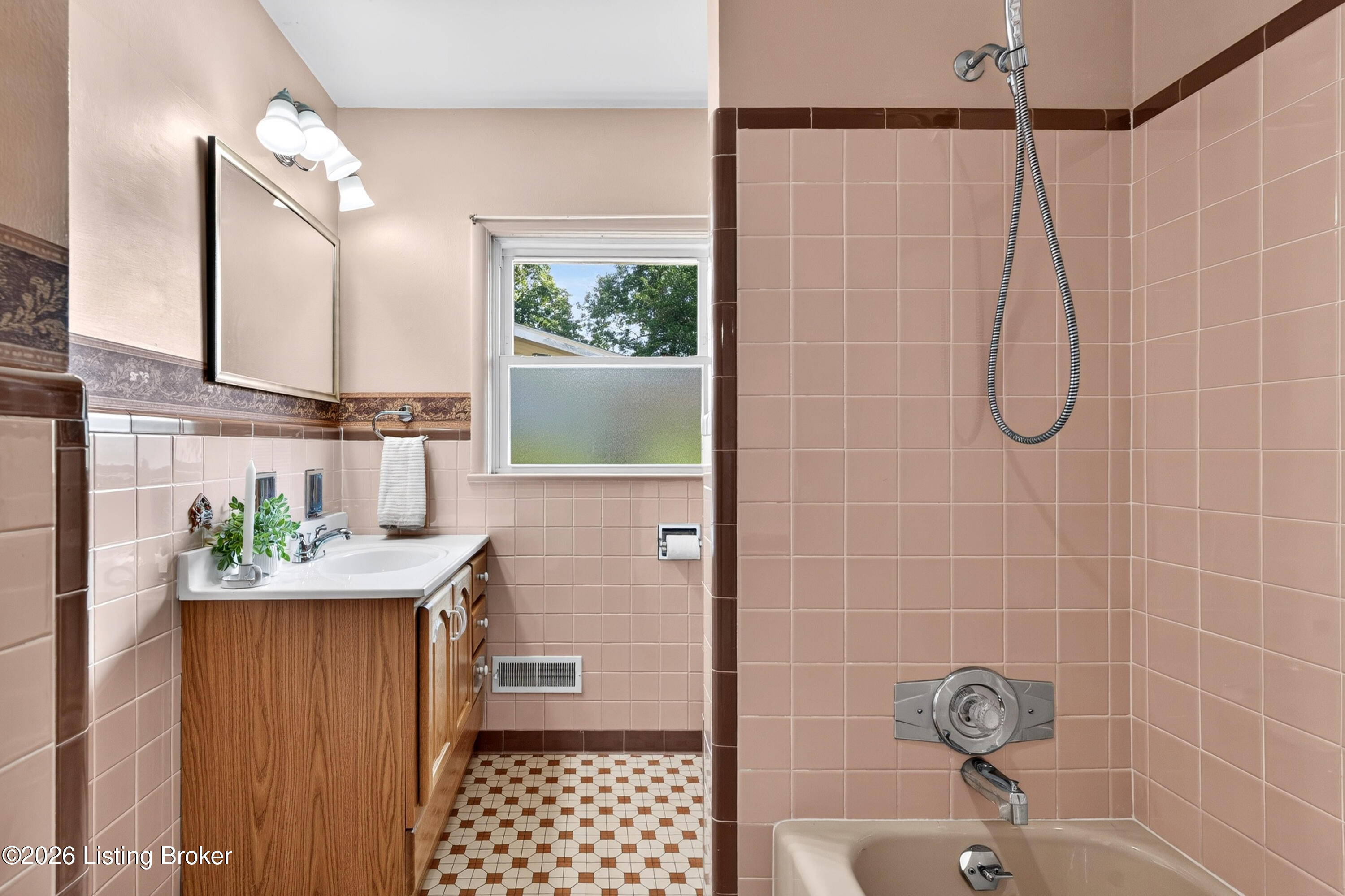 7203 Boxwood Road Louisville, KY 40222 - Photo 35 of 56 Shared bath