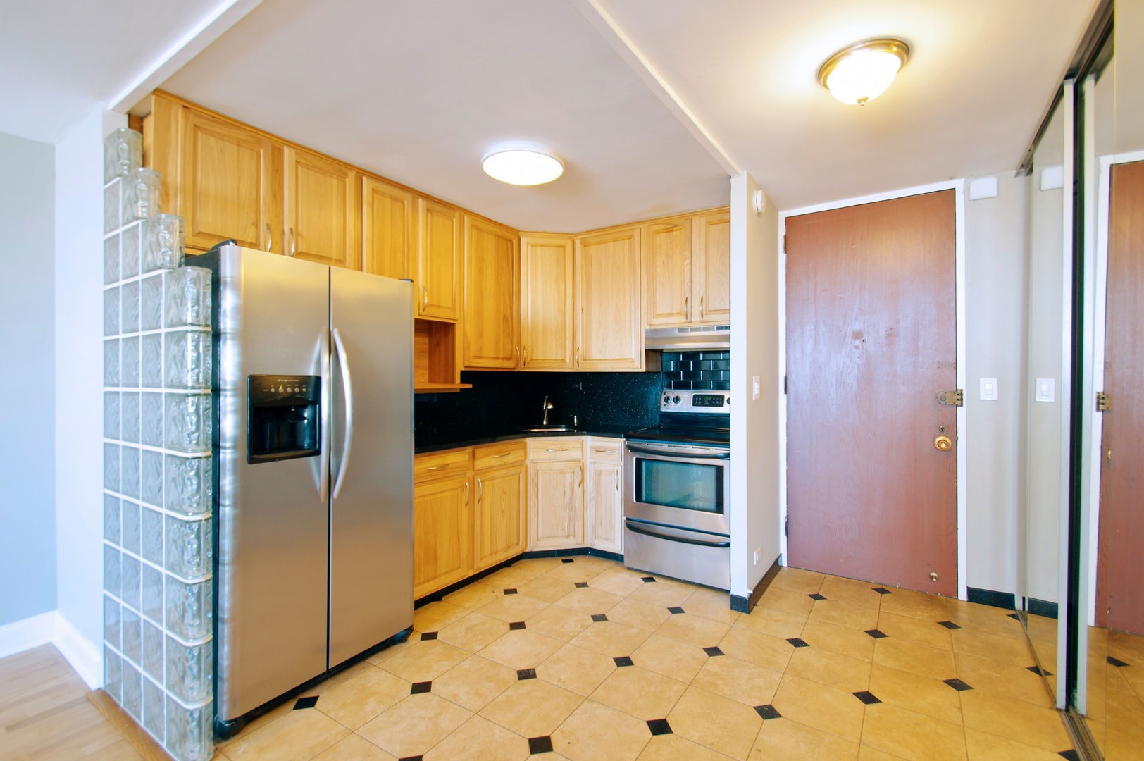 720 West Gordon Terrace, Unit 9E Chicago, IL 60613 - Photo 3 of 10