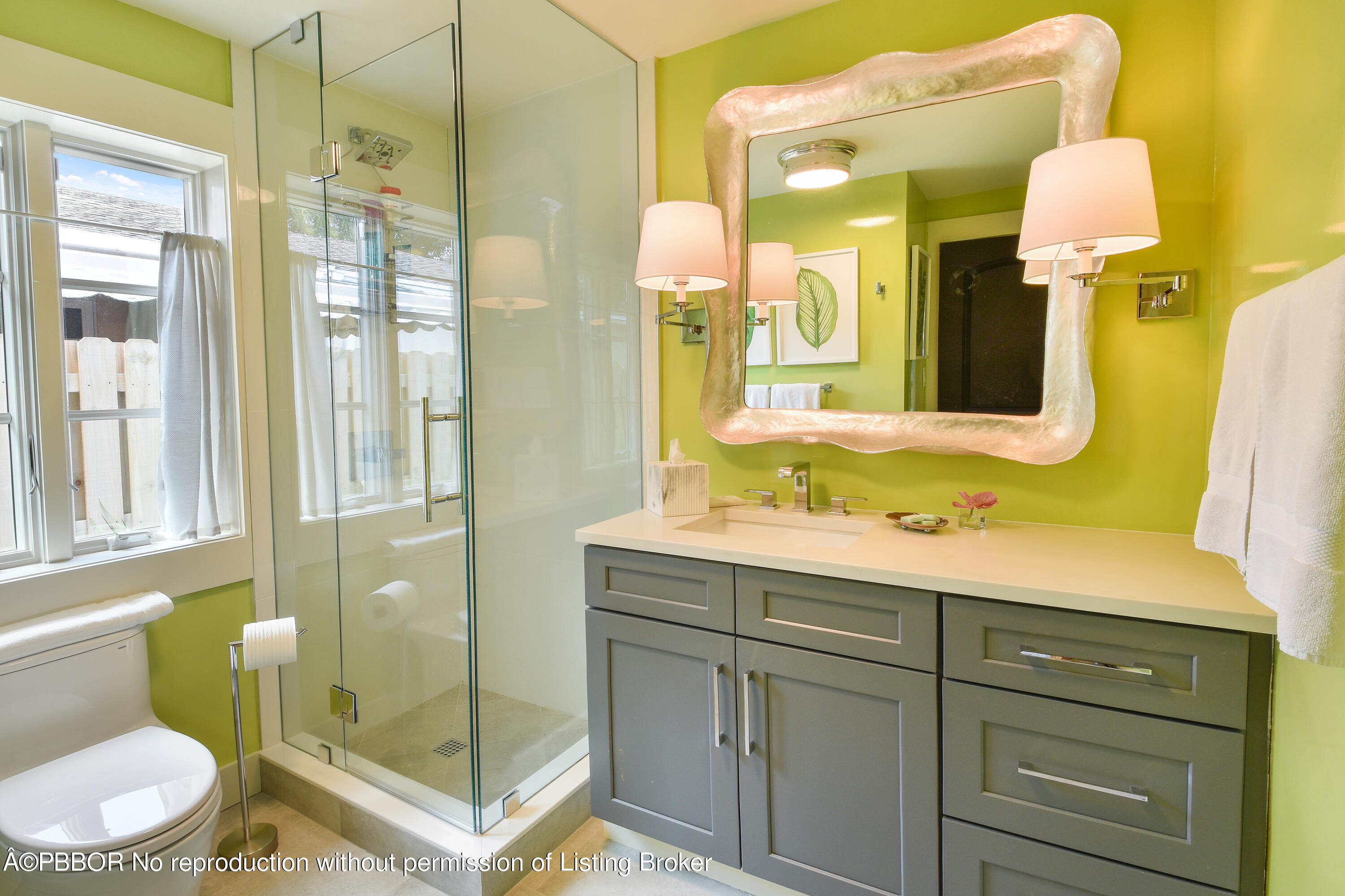 220 Sunset Road West Palm Beach, FL 33401 - Photo 20 of 32 Guest Bathroom