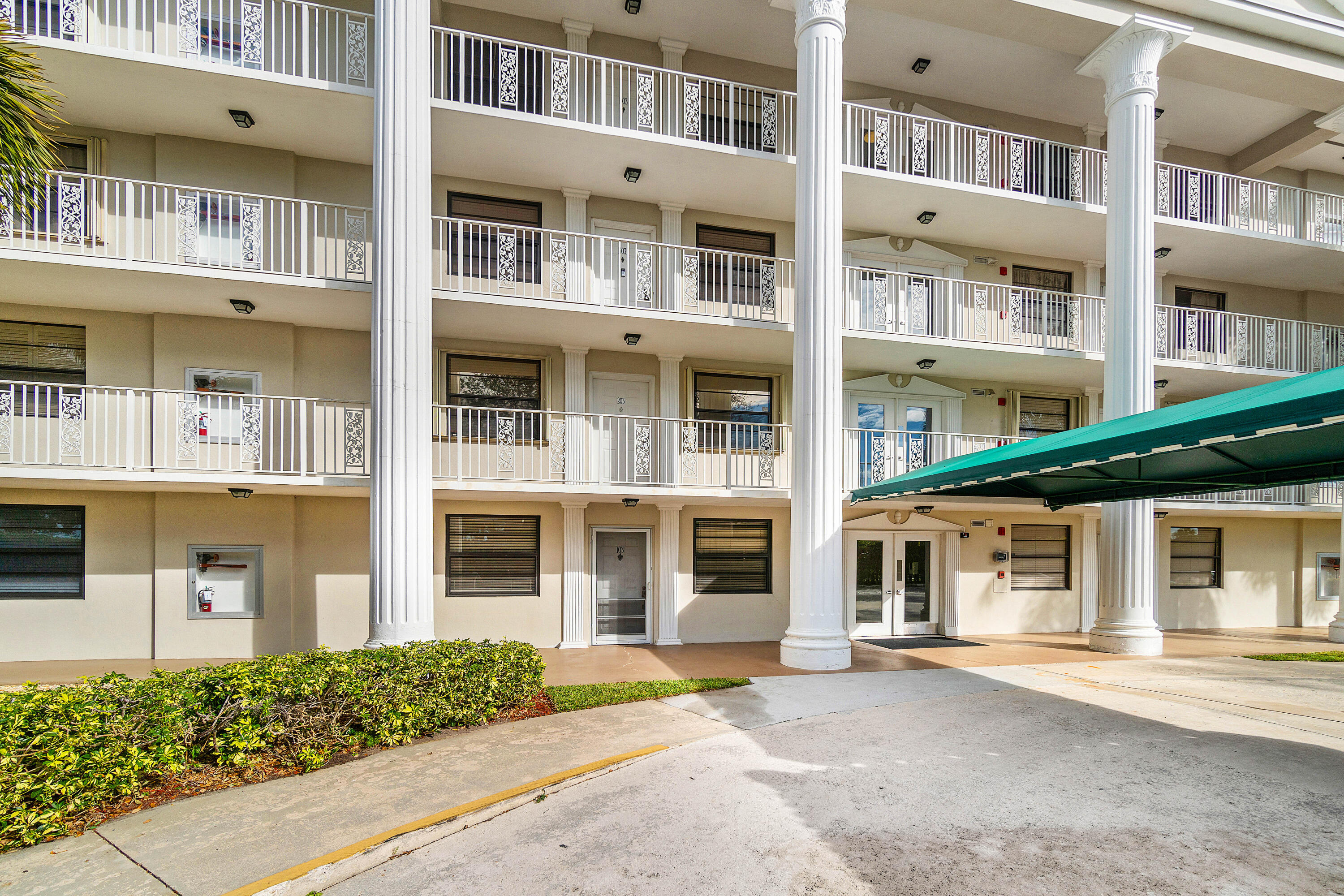 6049 Balboa Circle, Unit 103 Boca Raton, FL 33433 - Photo 3 of 26 004-6049BalboaCircle-103-BocaRaton-FL-33