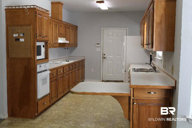 9651 Perdido Vista Drive Elberta, AL 36530 - Photo 5 of 39 All appliances remain