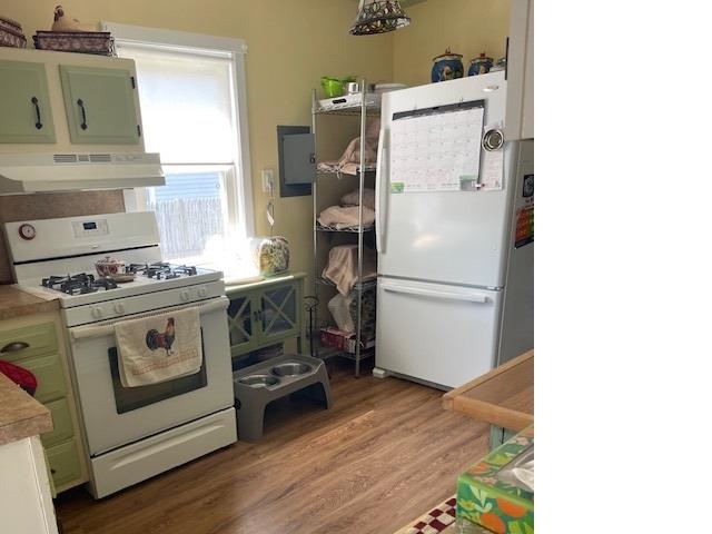 95 Arbor Road Villas, NJ 08251 - Photo 5 of 10 a kitchen with a stove and a refrigerator