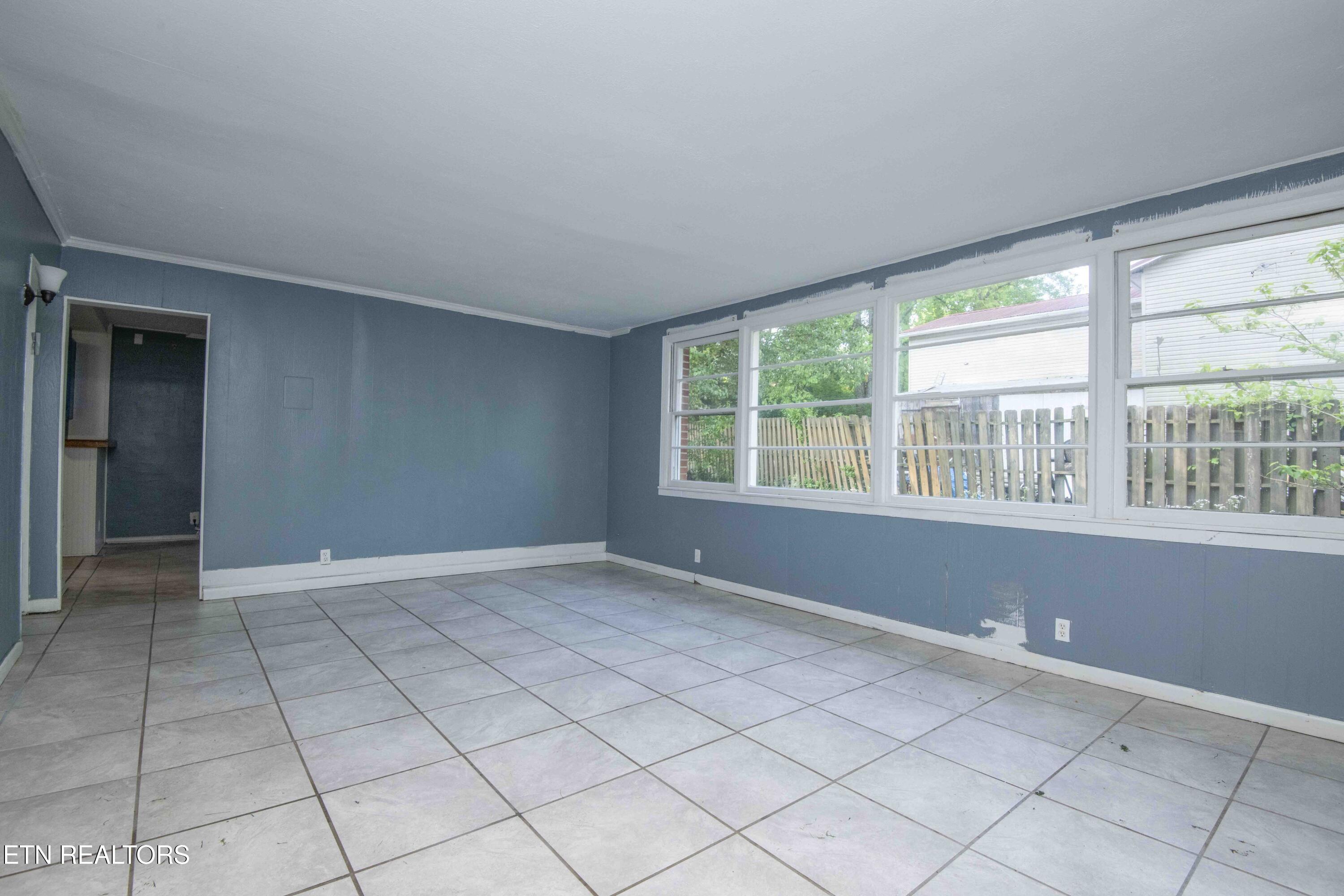 191 Manhattan Avenue Oak Ridge, TN 37830 - Photo 3 of 41 iving 3_1