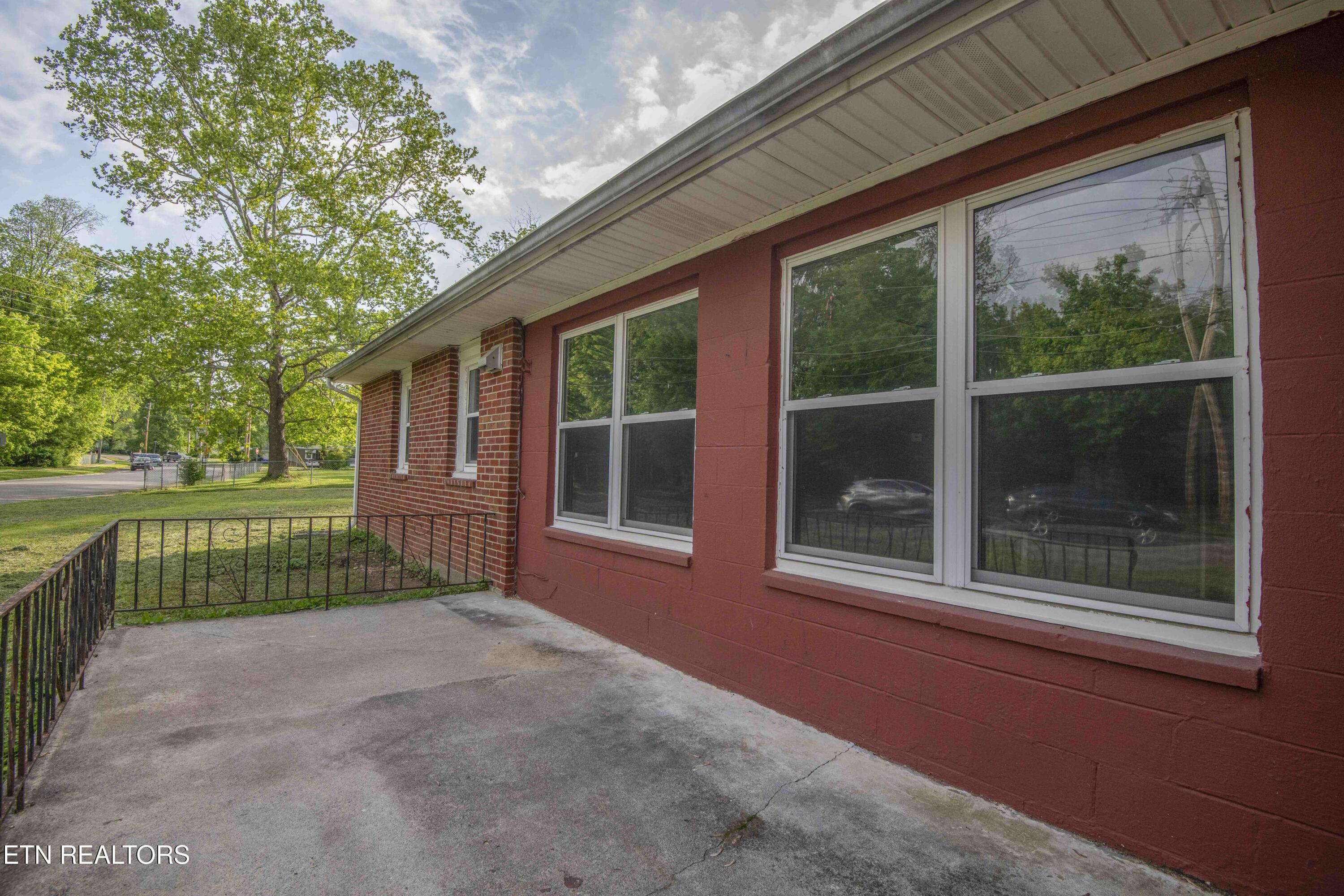 191 Manhattan Avenue Oak Ridge, TN 37830 - Photo 34 of 41 porch 1_1