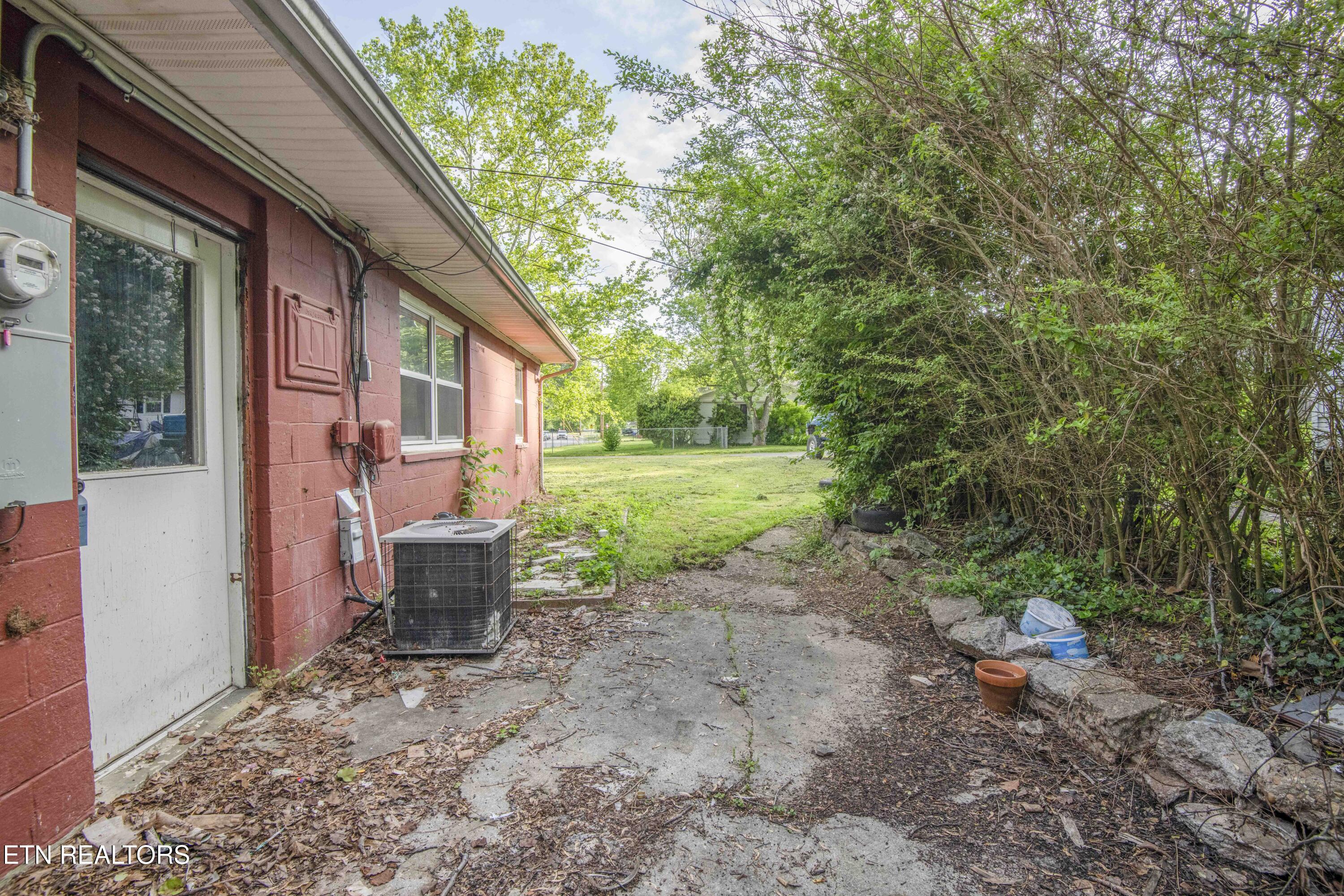 191 Manhattan Avenue Oak Ridge, TN 37830 - Photo 36 of 41 yard 3_1