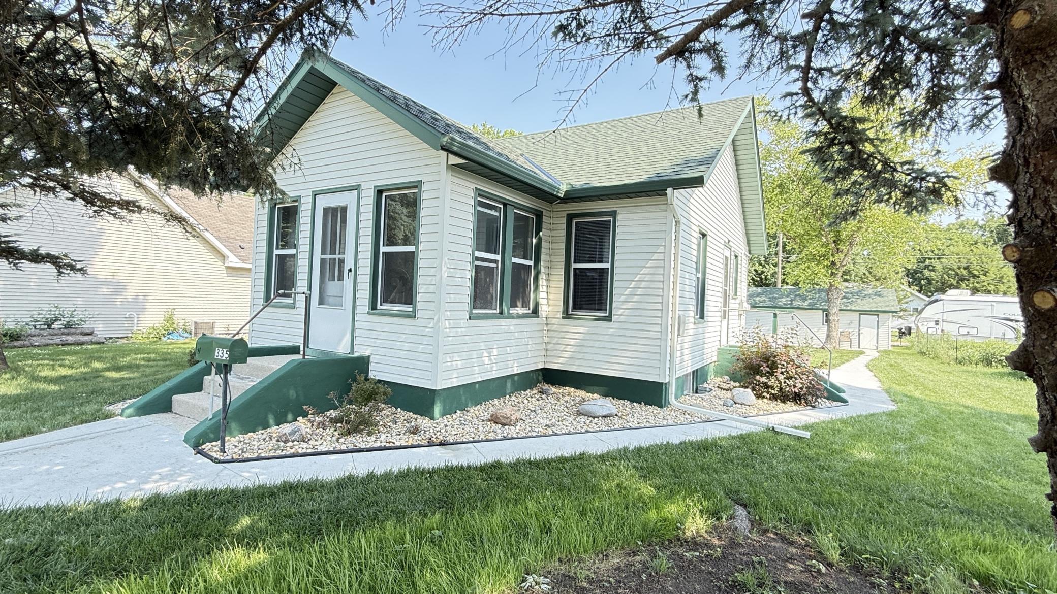 335 East Schlieman Avenue Appleton, MN 56208 - Photo 3 of 9