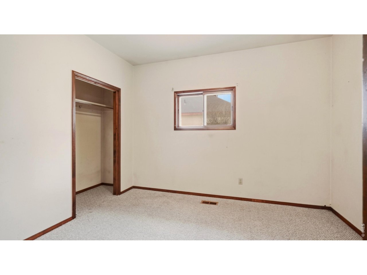 914 Prospect Street Fort Morgan, CO 80701 - Photo 8 of 17 a open living room with a hallway