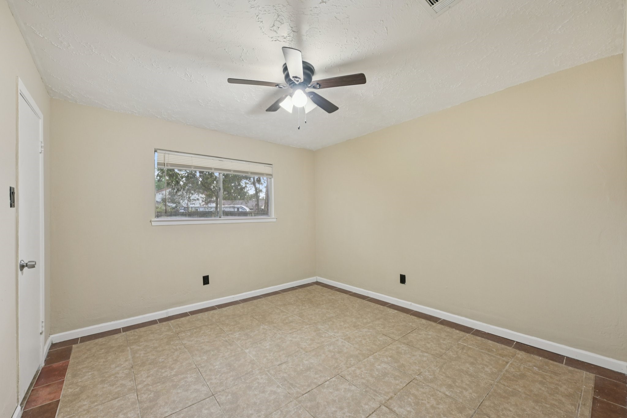 4310 Towergate Drive Spring, TX 77373 - Photo 28 of 46 an empty room with a window and ceiling fan
