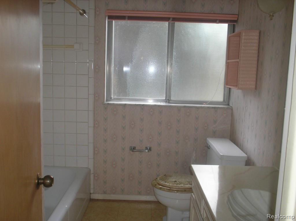 415 Barclay Road Grosse Pointe, MI 48236 - Photo 17 of 22 2nd Floor Bath