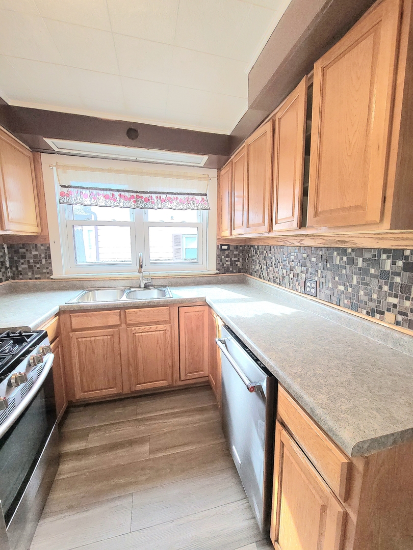 7807 Parkside Avenue Burbank, IL 60459 - Photo 6 of 23