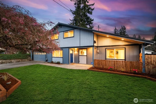 a view of a house with a yard